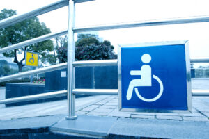 Пандус з інформаційним знаком для інвалідних візків - послуги БТІ Адвокат.