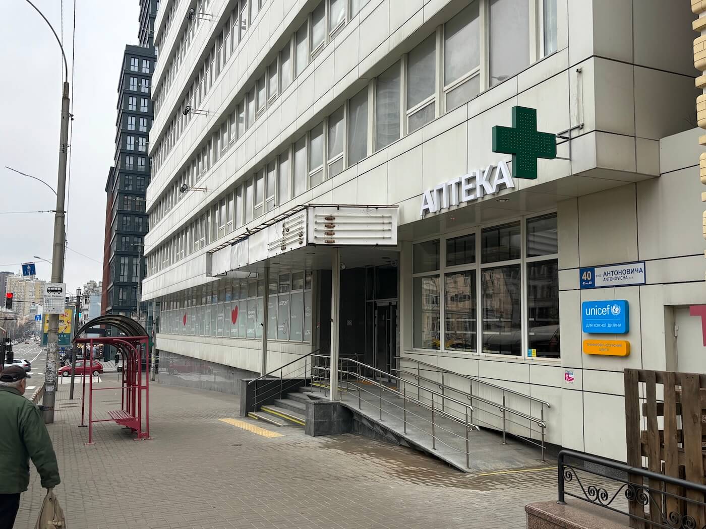 Процес технічного обстеження аптеки для оцінки доступності МГН